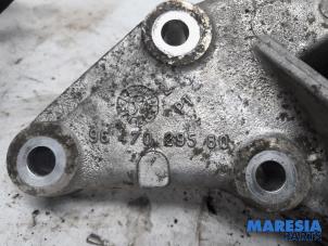 Engine mount from a Citroën C5 III Tourer (RW) 2.0 16V 2008