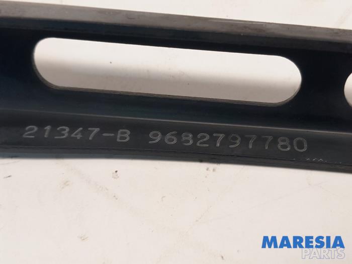 Front wiper arm from a Citroën C5 III Tourer (RW) 2.0 16V 2008