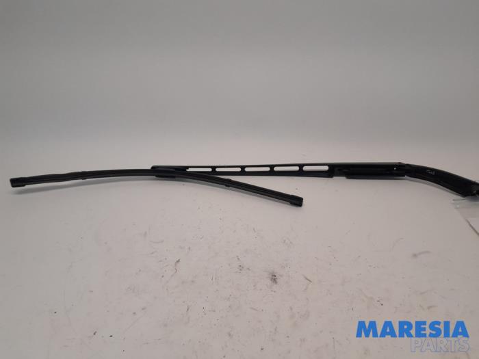 Front wiper arm from a Citroën C5 III Tourer (RW) 2.0 16V 2008