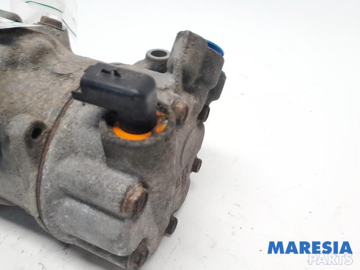 Air conditioning pump from a Peugeot RCZ (4J) 2.0 HDi 16V FAP 2012