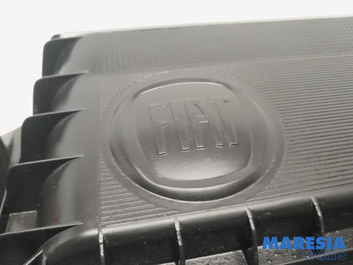 Cuerpo de filtro de aire de un Fiat Punto III (199) 1.3 JTD Multijet 85 16V 2013