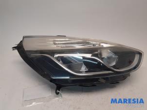 Used Headlight, right Renault Clio IV (5R) 1.2 TCE 16V GT EDC Price € 150,00 Margin scheme offered by Maresia Parts