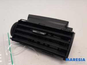 Używane Kratka wentylacyjna deski rozdzielczej Citroen C5 III Tourer (RW) 2.0 16V Cena € 19,00 Procedura marży oferowane przez Maresia Parts