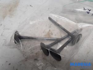 Used Exhaust valve Peugeot 308 SW (L4/L9/LC/LJ/LR) 1.6 BlueHDi 120 Price € 20,00 Margin scheme offered by Maresia Parts