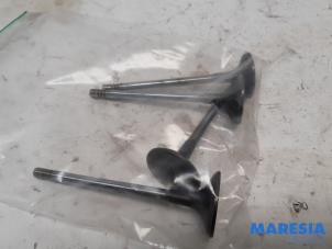 Usados Válvula de entrada Peugeot 308 SW (L4/L9/LC/LJ/LR) 1.6 BlueHDi 120 Precio € 20,00 Norma de margen ofrecido por Maresia Parts