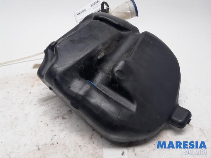 Front windscreen washer reservoir from a Peugeot 307 CC (3B) 2.0 16V 2006