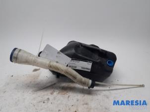 Used Front windscreen washer reservoir Peugeot 307 CC (3B) 2.0 16V Price € 20,00 Margin scheme offered by Maresia Parts