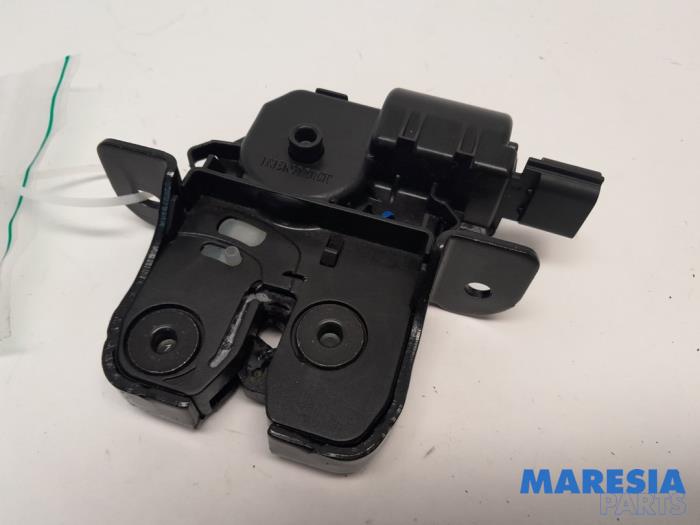 Tailgate lock mechanism from a Renault Clio IV (5R) 1.2 TCE 16V GT EDC 2014