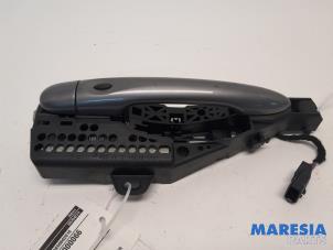 Used Front door handle 4-door, right Renault Clio IV (5R) 1.2 TCE 16V GT EDC Price € 30,00 Margin scheme offered by Maresia Parts