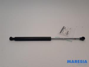Used Bonnet gas strut, left Renault Clio IV (5R) 1.2 TCE 16V GT EDC Price € 15,00 Margin scheme offered by Maresia Parts