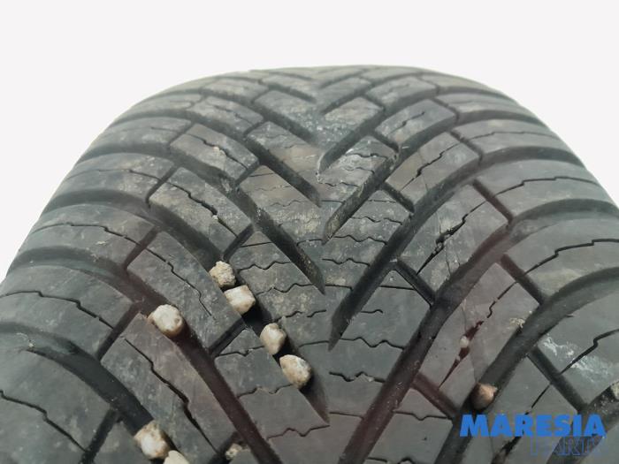 Tyre from a Renault Kangoo Express (FW) 1.5 dCi 75 FAP 2013