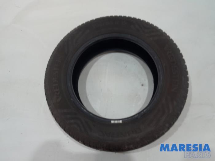 Tyre from a Renault Kangoo Express (FW) 1.5 dCi 75 FAP 2013