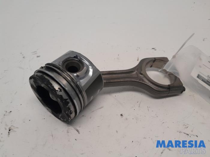 Connecting rod from a Citroën C3 (SC) 1.6 HDi 92 2012