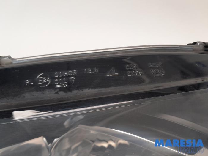Phare gauche d'un Peugeot 308 SW (L4/L9/LC/LJ/LR) 1.6 HDi 92 16V 2014