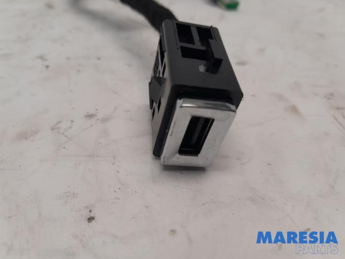 USB-Stecker van een Peugeot 308 SW (L4/L9/LC/LJ/LR) 1.6 HDi 92 16V 2014