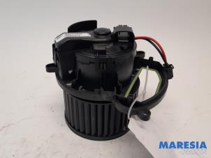 Usados Motor de ventilador de calefactor Renault Kadjar (RFEH) 1.6 TCE 165 Precio € 70,00 Norma de margen ofrecido por Maresia Parts