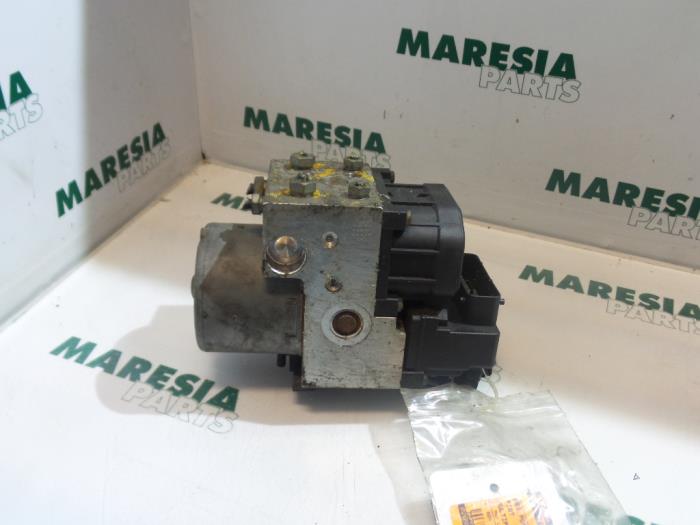 Używane Pompa ABS Fiat Multipla (186) 1.6 16V 100 SX,ELX Cena € 49,99 Procedura marży oferowane przez Maresia Parts
