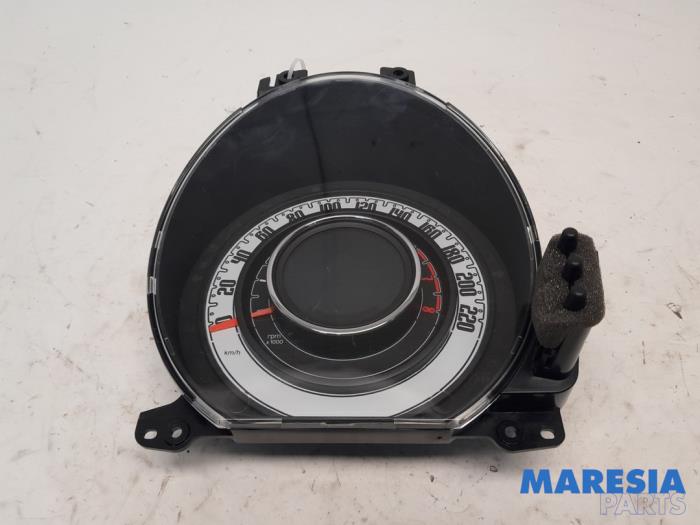 Instrument panel from a Fiat 500 (312) 0.9 TwinAir 85 2011