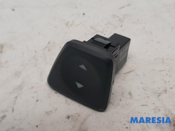 Usados Interruptor de ventanilla eléctrica Fiat 500 (312) 0.9 TwinAir 85 Precio € 10,00 Norma de margen ofrecido por Maresia Parts