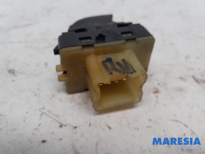 Electric window switch from a Renault Kangoo Express (FW) 1.5 dCi 75 FAP 2013