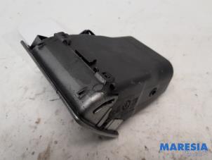 Used Dashboard vent Peugeot 307 CC (3B) 2.0 16V Price € 20,00 Margin scheme offered by Maresia Parts