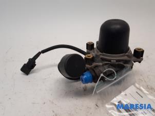 Used Exhaust air pump Peugeot 307 CC (3B) 2.0 16V Price € 80,00 Margin scheme offered by Maresia Parts