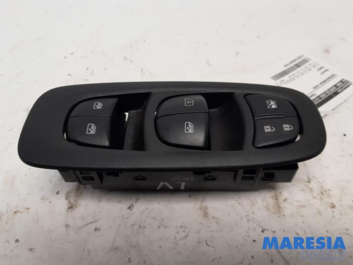 Usados Interruptor combinado de ventanillas Renault Kadjar (RFEH) 1.6 TCE 165 Precio € 50,00 Norma de margen ofrecido por Maresia Parts