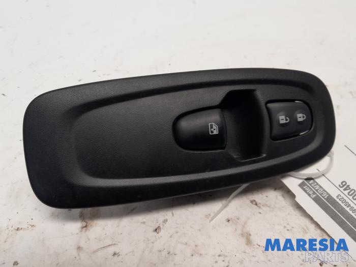 Usados Interruptor combinado de ventanillas Renault Kadjar (RFEH) 1.6 TCE 165 Precio € 17,50 Norma de margen ofrecido por Maresia Parts