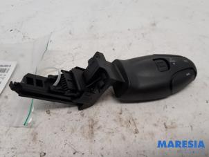 Used Steering wheel mounted radio control Peugeot 307 CC (3B) 2.0 16V Price € 20,00 Margin scheme offered by Maresia Parts