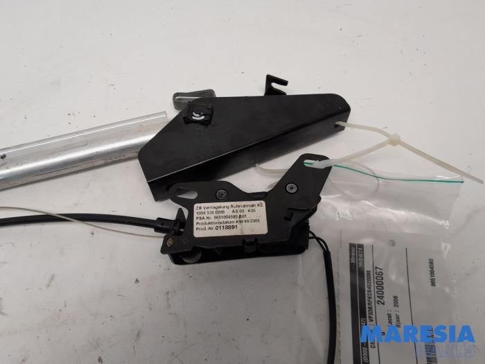 Używane Sterowanie dachu cabrio Peugeot 307 CC (3B) 2.0 16V Cena € 75,00 Procedura marży oferowane przez Maresia Parts