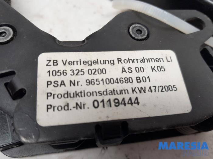 Convertible roof controller from a Peugeot 307 CC (3B) 2.0 16V 2006