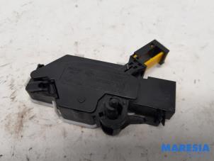 Used Clutch switch Renault Kadjar (RFEH) 1.6 TCE 165 Price € 30,00 Margin scheme offered by Maresia Parts