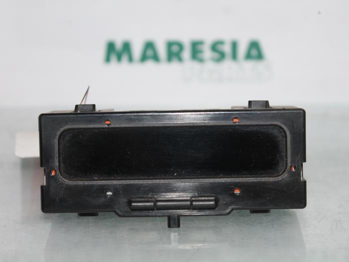 Begagnade Innerdisplay Renault Laguna I (B56) 1.9 dTi Pris € 15,00 Marginaltabell erbjuds av Maresia Parts