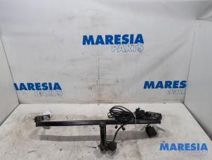 Used Towbar Renault Scénic III (JZ) 1.5 dCi 110 Price € 105,00 Margin scheme offered by Maresia Parts