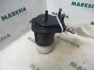 Usagé Boîtier de filtre carburant Renault Scénic II (JM) 1.5 dCi 80 Prix € 35,00 Règlement à la marge proposé par Maresia Parts