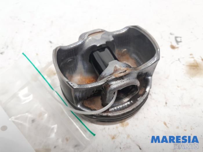 Używane Tlok Alfa Romeo Giulia (952) 2.0 T 16V Veloce Q4 Cena € 35,00 Procedura marży oferowane przez Maresia Parts