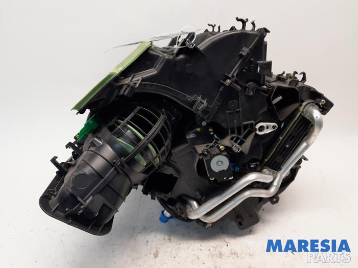 Begagnade Värmarhus Renault Grand Scénic III (JZ) 2.0 16V CVT Pris € 315,00 Marginaltabell erbjuds av Maresia Parts