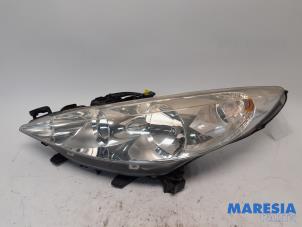 Używane Reflektor lewy Peugeot 207 CC (WB) 1.6 16V Cena € 85,00 Procedura marży oferowane przez Maresia Parts