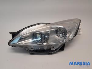 Używane Reflektor lewy Peugeot 508 SW (8E/8U) 1.6 THP 16V Cena € 500,00 Procedura marży oferowane przez Maresia Parts