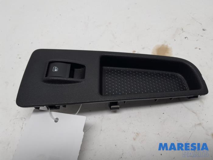 Usados Interruptor de ventanilla eléctrica Fiat Punto Evo (199) 1.3 JTD Multijet 85 16V Euro 5 Precio € 15,00 Norma de margen ofrecido por Maresia Parts