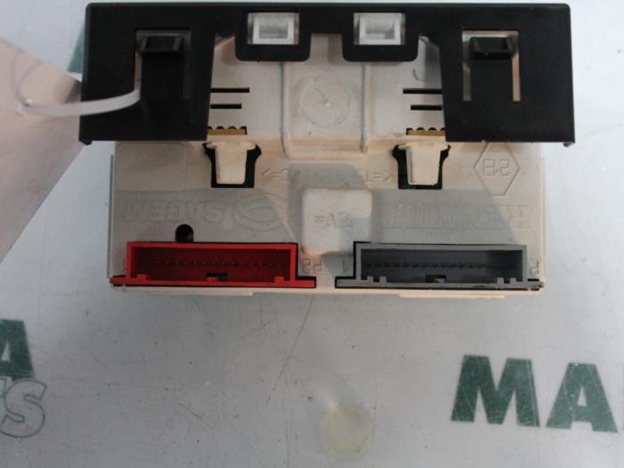 Begagnade Innerdisplay Renault Clio II Societe (SB) 1.5 dCi 65 Pris € 15,00 Marginaltabell erbjuds av Maresia Parts