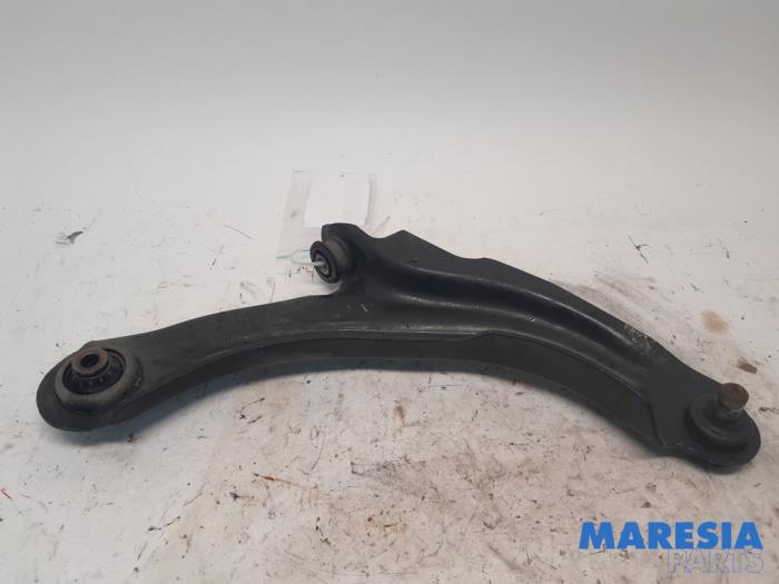 Front wishbone, right from a Renault Clio IV (5R) 1.2 TCE 16V GT EDC 2014