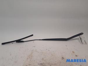 Used Front wiper arm Renault Clio IV (5R) 1.2 TCE 16V GT EDC Price € 25,00 Margin scheme offered by Maresia Parts