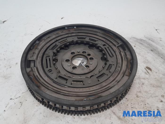 Flywheel from a Renault Clio IV (5R) 1.2 TCE 16V GT EDC 2014