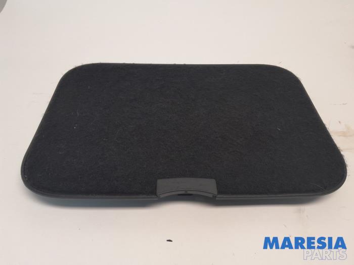 Begagnade Matta Renault Grand Scénic III (JZ) 2.0 16V CVT Pris € 20,00 Marginaltabell erbjuds av Maresia Parts