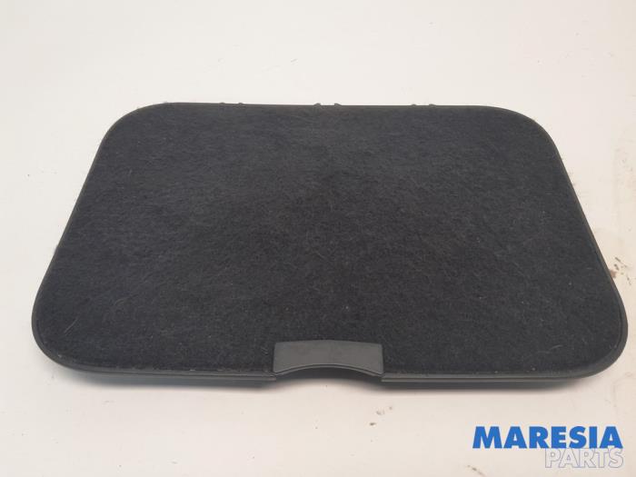 Begagnade Matta Renault Grand Scénic III (JZ) 2.0 16V CVT Pris € 20,00 Marginaltabell erbjuds av Maresia Parts