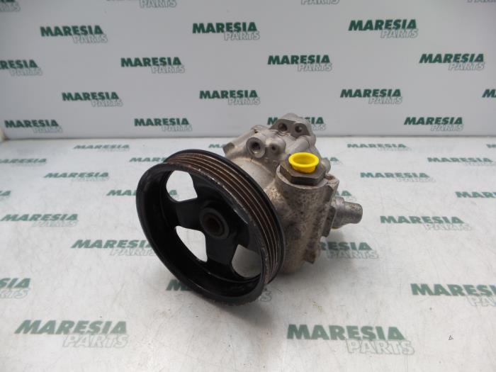 Power steering pump from a Fiat Ducato (230/231/232) 1.9 TD 10 2000
