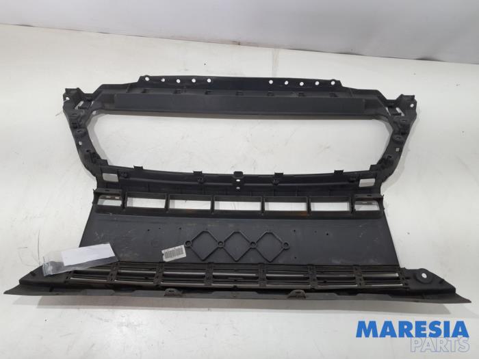 Front bumper, central component from a Peugeot Boxer (U9) 2.0 BlueHDi 130 2017