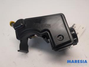 Used Power steering fluid reservoir Peugeot 206 CC (2D) 1.6 16V Price € 50,00 Margin scheme offered by Maresia Parts