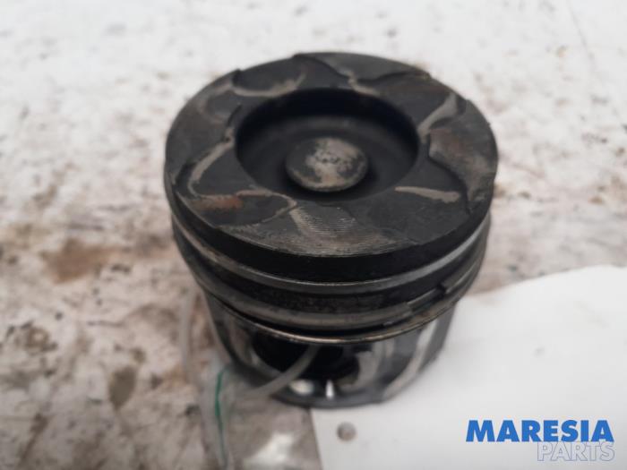 Gebrauchte Kolben Peugeot 5008 I (0A/0E) 1.6 HDiF 16V Preis € 30,00 Margenregelung angeboten von Maresia Parts
